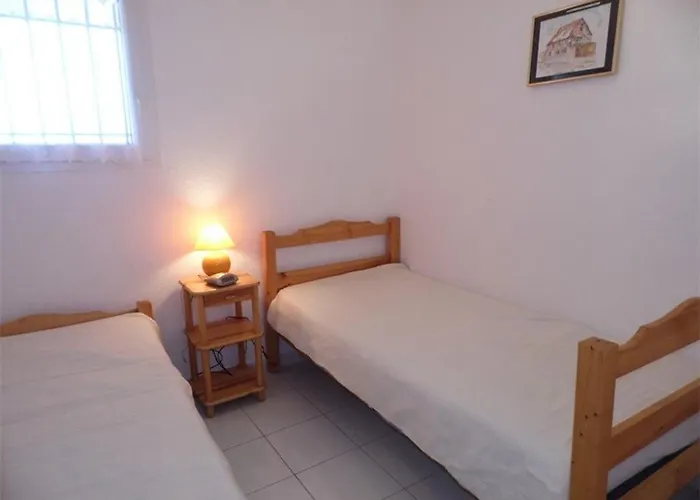 2 Pièces Avec Piscine Et Parking - Fr-1-326-478 Appartement *